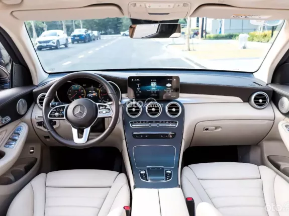 Mercedes-Benz GLC 300 4Matic 2021 - Model 2022, Xe màu đen nội thất kem