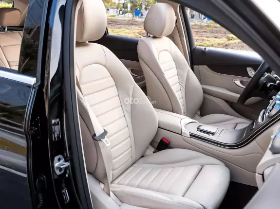 Mercedes-Benz GLC 300 4Matic 2021 - Model 2022, Xe màu đen nội thất kem