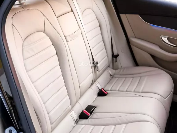 Mercedes-Benz GLC 300 4Matic 2021 - Model 2022, Xe màu đen nội thất kem
