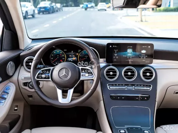 Mercedes-Benz GLC 300 4Matic 2021 - Model 2022, Xe màu đen nội thất kem