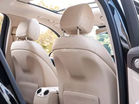 Mercedes-Benz GLC 300 4Matic 2021 - Model 2022, Xe màu đen nội thất kem