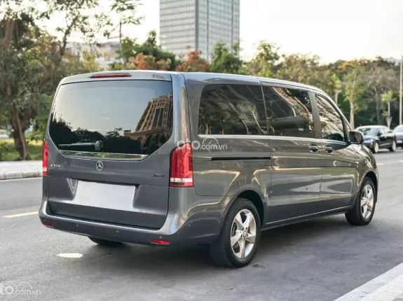 Mercedes-Benz V250 Avantgarde 2016 - Xe đẹp model 2017. Màu xám nội thất đen