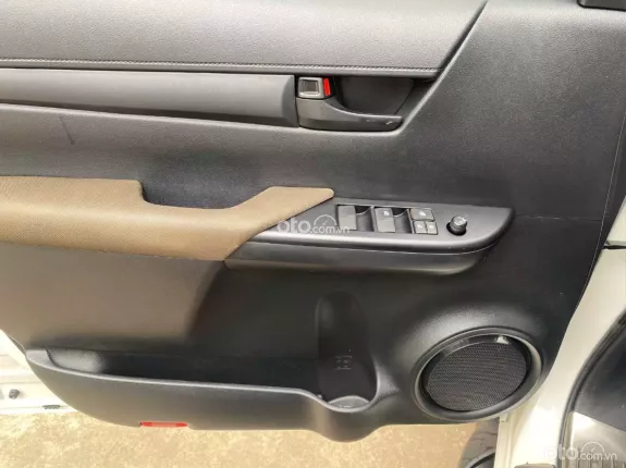 Toyota Hilux 2.4E 4×2 AT 2020 - Bán xe bán tải siêu lướt 1 chủ duy nhất, Zin tuyệt đối