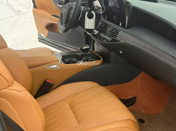 Lexus LM500h 4 ghế 2025 - Biển Hà Nội