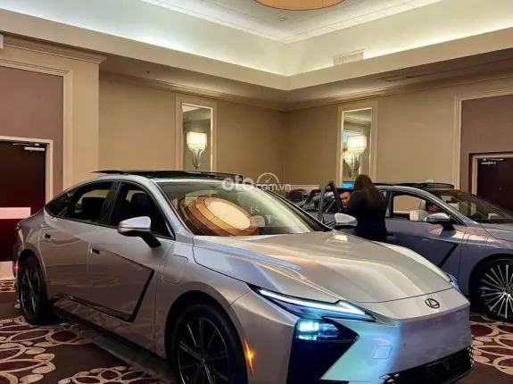 Lexus ES 350h Luxury 2026 - Phiên bản luxury với nội thất sang trọng