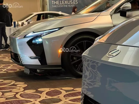 Lexus ES 350h Luxury 2026 - Phiên bản luxury với nội thất sang trọng