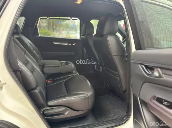 Mazda CX-8 Deluxe 2022 - Xe màu trắng, nội thất đen