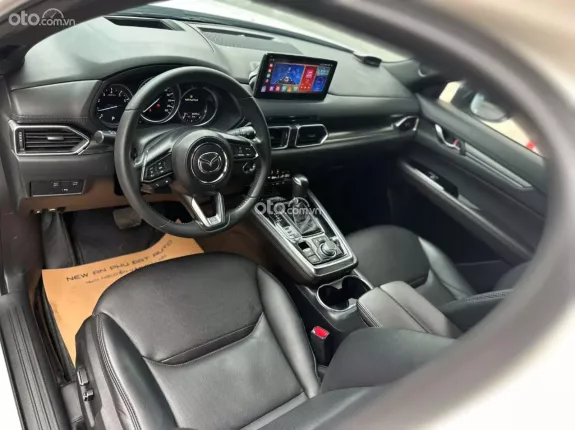 Mazda CX-8 Deluxe 2022 - Xe màu trắng, nội thất đen