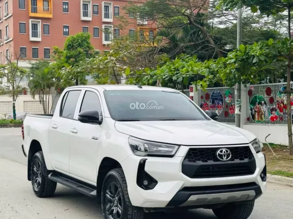 Toyota Hilux 2.4E 4×2 AT 2025 - Xe chất