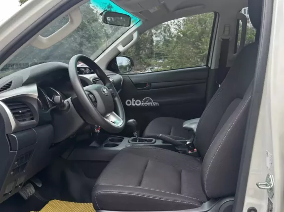 Toyota Hilux 2.4E 4×2 AT 2025 - Xe chất