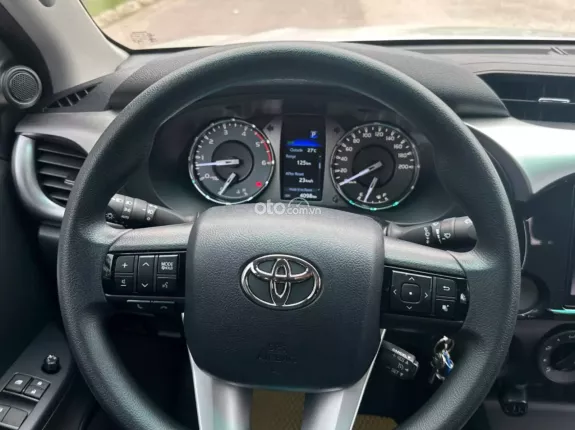 Toyota Hilux 2.4E 4×2 AT 2025 - Xe chất