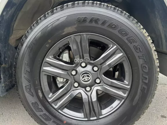 Toyota Hilux 2.4E 4×2 AT 2025 - Xe chất