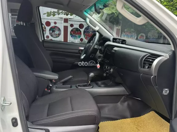 Toyota Hilux 2.4E 4×2 AT 2025 - Xe chất