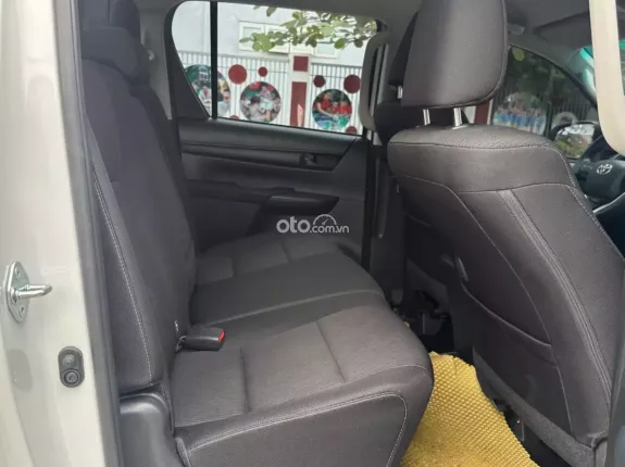 Toyota Hilux 2.4E 4×2 AT 2025 - Xe chất