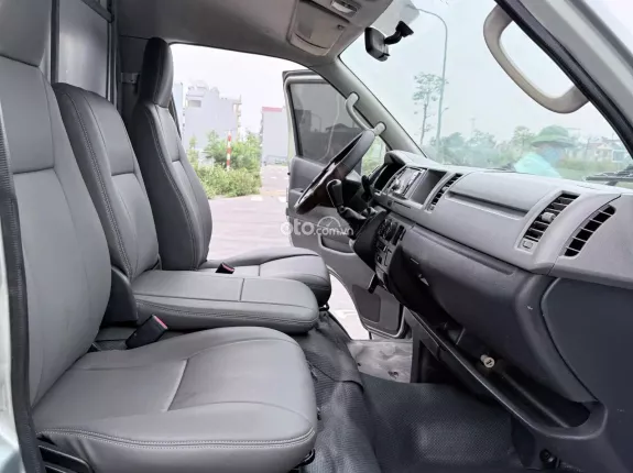 Toyota Hiace 2011 - Bán Hiace tải van 3 chỗ đời 2011, máy xăng, tải 900kg