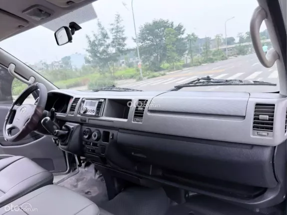 Toyota Hiace 2011 - Bán Hiace tải van 3 chỗ đời 2011, máy xăng, tải 900kg