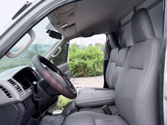 Toyota Hiace 2011 - Bán Hiace tải van 3 chỗ đời 2011, máy xăng, tải 900kg