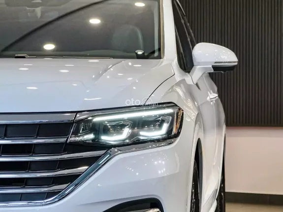 Volkswagen Viloran Luxury 2025 - Xe màu trắng nội thất nâu, liên hệ em giá tốt