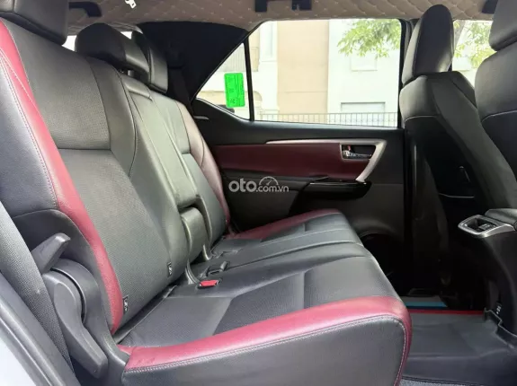 Toyota Fortuner 2.4 AT 4x2 Legender 2021 - Chủ đi giữ gìn, giá tốt thương lượng