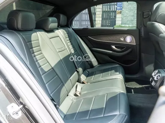 Mercedes-Benz E300 AMG 2021 - Option hiện đại, động cơ mạnh mẽ
