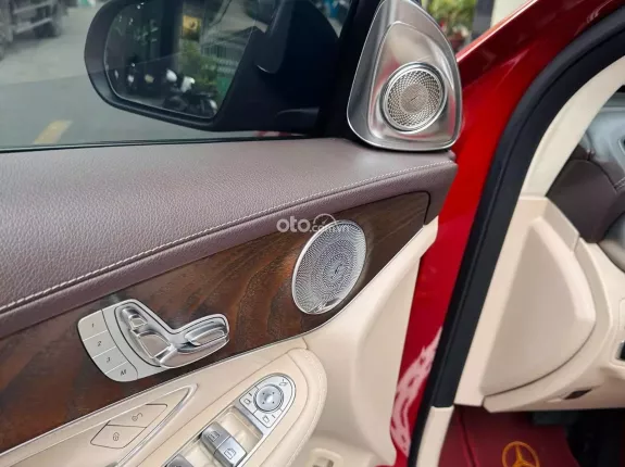 Mercedes-Benz GLC 200 4Matic 2020 - SUV cao cấp màu đỏ nội thất kem 2020