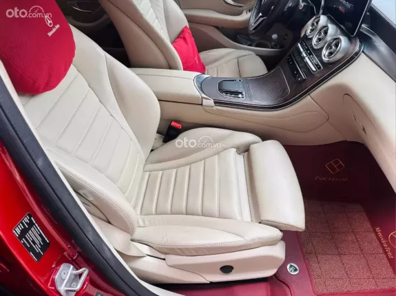 Mercedes-Benz GLC 200 4Matic 2020 - SUV cao cấp màu đỏ nội thất kem 2020