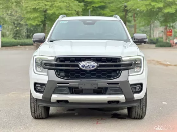 Ford Ranger Wildtrak 2.0L 4x4 AT 2024 - Chạy 1 vạn km, sơn zin cả xe, quá mới