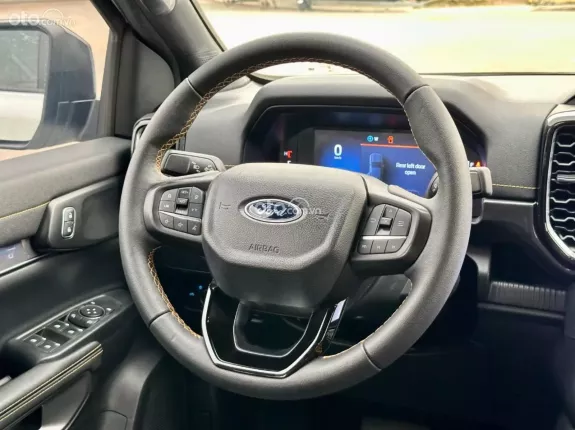 Ford Ranger Wildtrak 2.0L 4x4 AT 2024 - Chạy 1 vạn km, sơn zin cả xe, quá mới