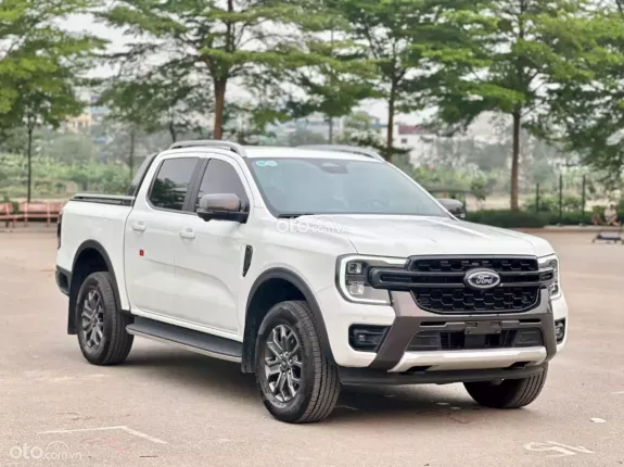 Ford Ranger Wildtrak 2.0L 4x4 AT 2024 - Chạy 1 vạn km, sơn zin cả xe, quá mới