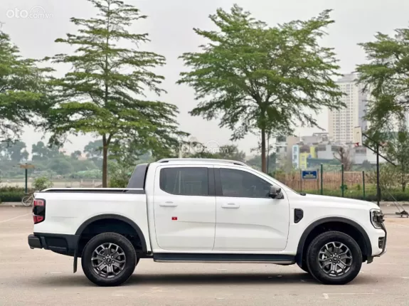Ford Ranger Wildtrak 2.0L 4x4 AT 2024 - Chạy 1 vạn km, sơn zin cả xe, quá mới