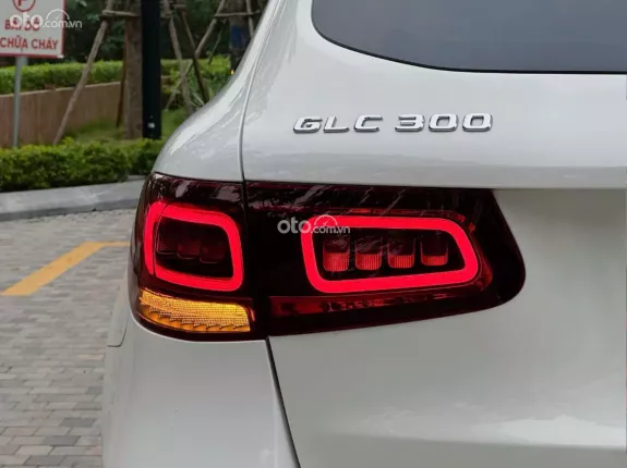 Mercedes-Benz GLC 300 4Matic 2020 - Xe màu trắng nội thất đen