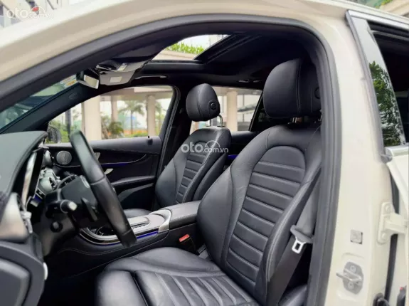 Mercedes-Benz GLC 300 4Matic 2020 - Xe màu trắng nội thất đen