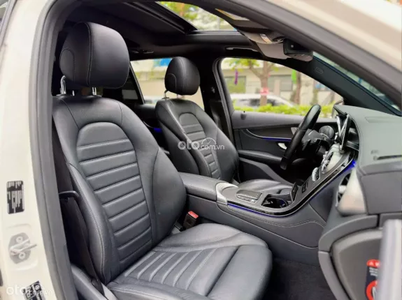 Mercedes-Benz GLC 300 4Matic 2020 - Xe màu trắng nội thất đen