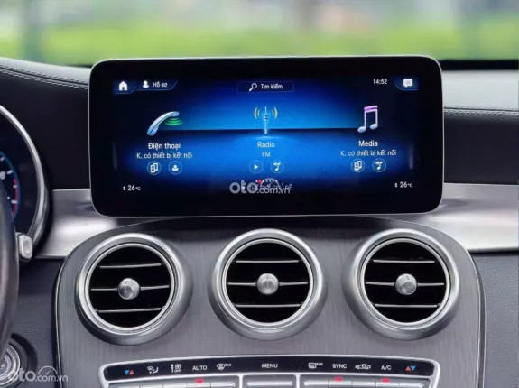 Mercedes-Benz GLC 300 4Matic 2020 - Xe màu trắng nội thất đen
