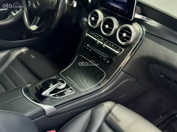 Mercedes-Benz GLC 300 4Matic 2018 - Xe lướt chất lượng như mới với ODO thấp