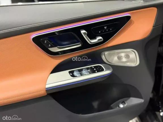 Mercedes-Benz GLC 300 4Matic V1 2023 - Xe đẹp trang bị option tiện nghi, giá tốt