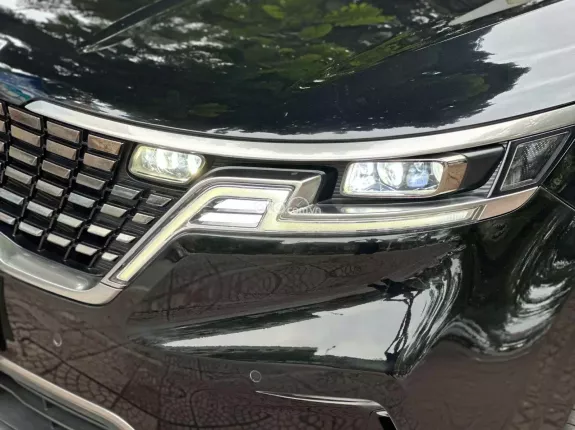 Kia Carnival 2.2D Signature 2022 - Xe màu đen nội thất nâu sang trọng