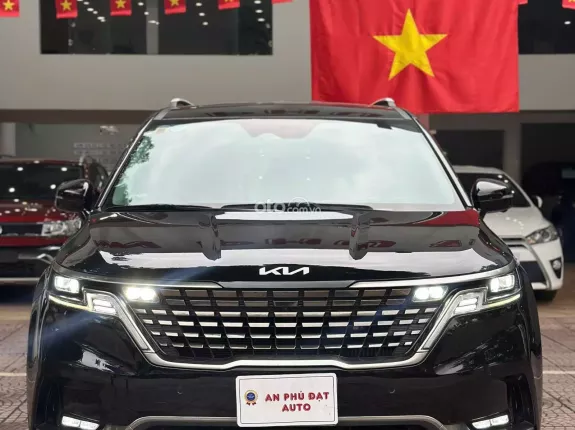 Kia Carnival 2.2D Signature 2022 - Xe màu đen nội thất nâu sang trọng