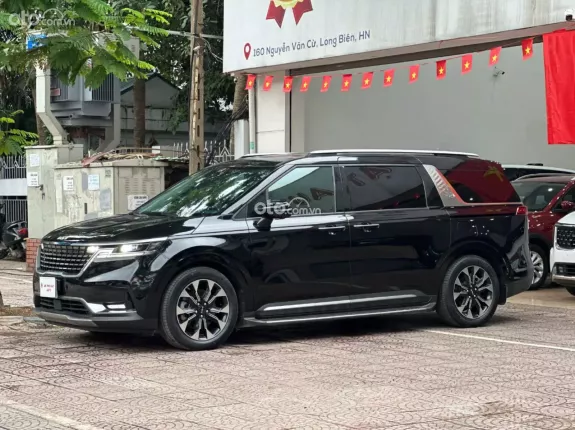 Kia Carnival 2.2D Signature 2022 - Xe màu đen nội thất nâu sang trọng