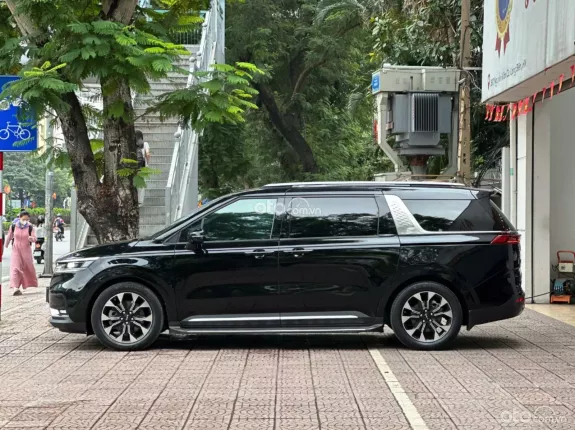 Kia Carnival 2.2D Signature 2022 - Xe màu đen nội thất nâu sang trọng