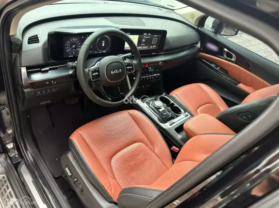 Kia Carnival 2.2D Signature 2022 - Xe màu đen nội thất nâu sang trọng