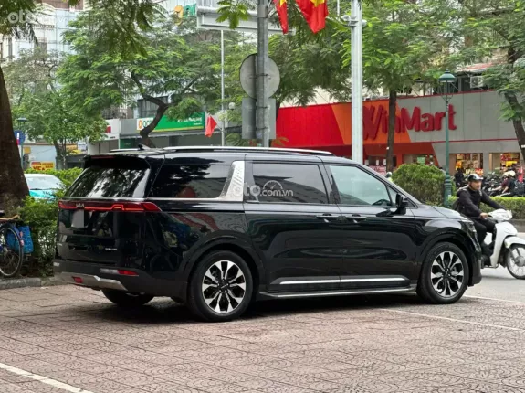 Kia Carnival 2.2D Signature 2022 - Xe màu đen nội thất nâu sang trọng