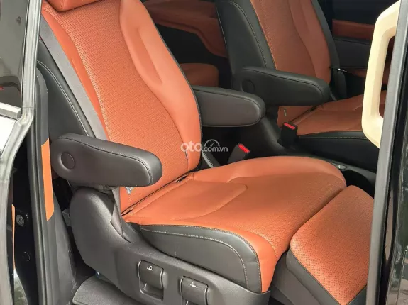Kia Carnival 2.2D Signature 2022 - Xe màu đen nội thất nâu sang trọng