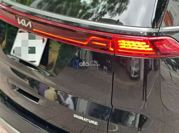 Kia Carnival 2.2D Signature 2022 - Xe màu đen nội thất nâu sang trọng