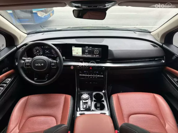 Kia Carnival 2.2D Signature 2022 - Xe màu đen nội thất nâu sang trọng