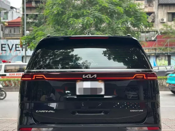 Kia Carnival 2.2D Signature 2022 - Xe màu đen nội thất nâu sang trọng