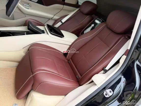 Maybach Quattro 2022 - Xe màu đen nội thất nâu kem