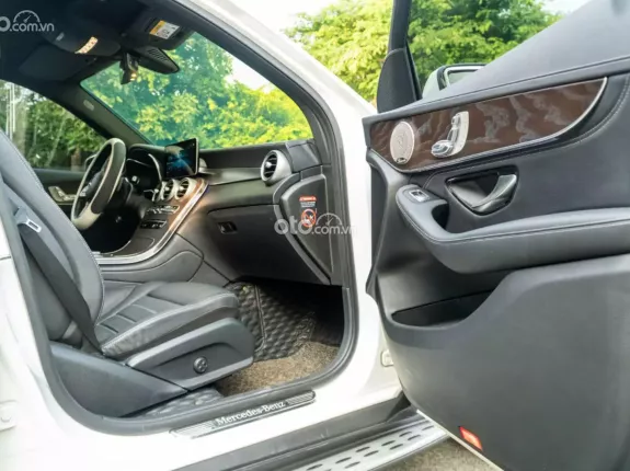 Mercedes-Benz GLC 200 4Matic 2021 - Xe bảo dưỡng full hãng