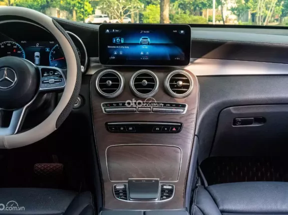 Mercedes-Benz GLC 200 4Matic 2021 - Xe bảo dưỡng full hãng