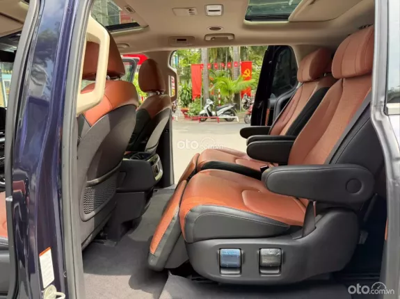 Kia Carnival 2.2D Signature 2023 - Xe đi ít, máy còn êm